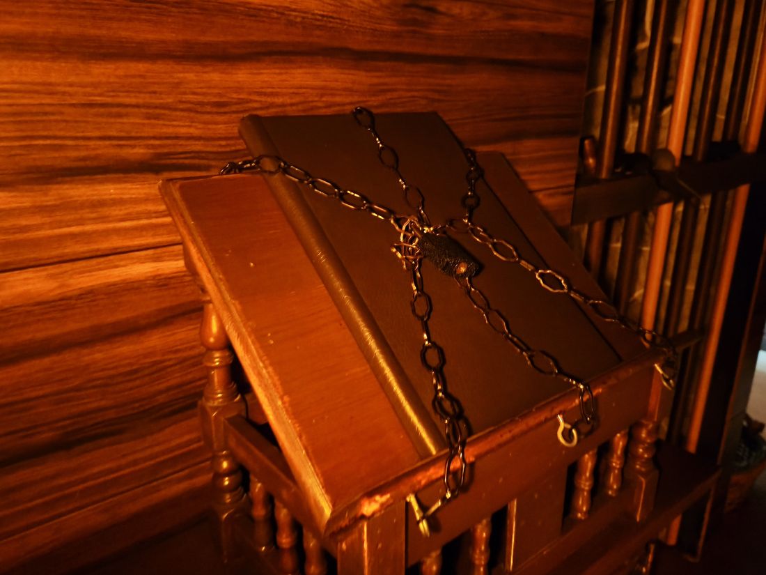 Plan de lluvia en Marbella · escape room — libro encadenado candado
